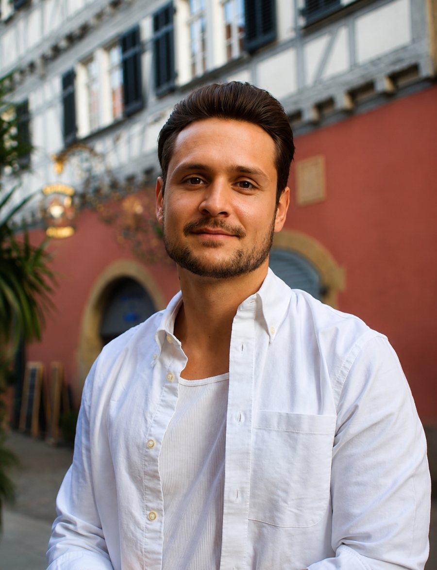Kevin Kucan, Gründer von Lokalheld digital, in der Altstadt von Bietigheim-Bissingen