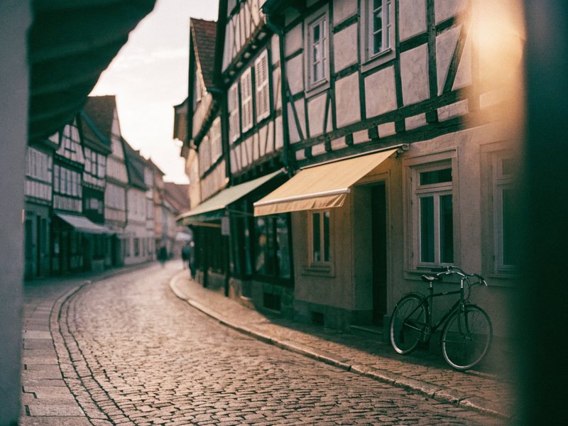 Fachwerk-Altstadtgasse in Bietigheim-Bissingen im warmen Abendlicht